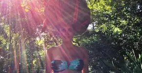 Grávida de 6 meses, Débora Nascimento posta fotos do barrigão