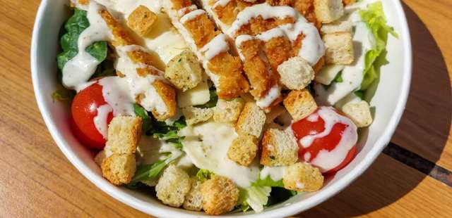 Salada caesar com crispy de queijo para inovar