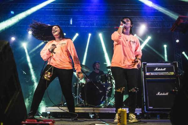 As mina tem poder: Far From Alaska