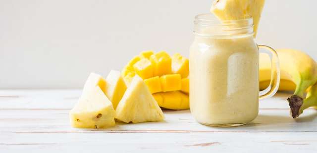 Faça um delicioso smoothie de manga e coco para o verão