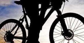 Mulheres pilotam o guidão e comemoram seu dia