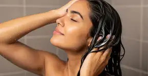 Cabeleireiros concordam: “É ideal aplicar o condicionador antes do shampoo”, saiba por quê