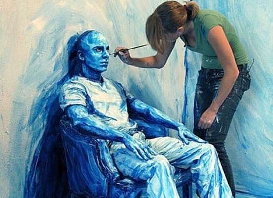 A artista transforma modelos em quadros