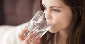 Os benefícios de tomar água em jejum pela manhã