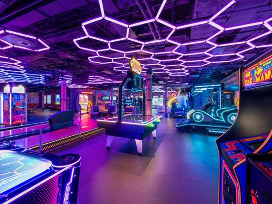 Glow Court, espaço de games do anvio