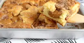 Cuca de banana com doce de leite deliciosa e fácil de fazer