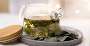 7 chás com ervas para melhorar a saúde no outono