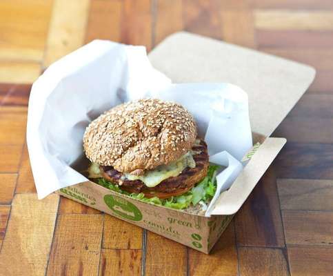 Hambúrguer vegano (reprodução/Facebook/VeggiesnaPraça)