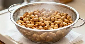 Dicas para amendoins crocantes: Esta é a maneira correta de fritá-los para que não queimem facilmente