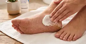 Técnica oculta pra hidratar os pés com creme e meia pra acabar com as rachaduras no calcanhar