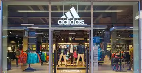 ADIDAS: Camisetas, shorts, calças e tênis com até 60% de desconto 👟