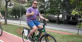 Flagra: Arnold Schwarzenegger anda de bike nas ciclovias de SP