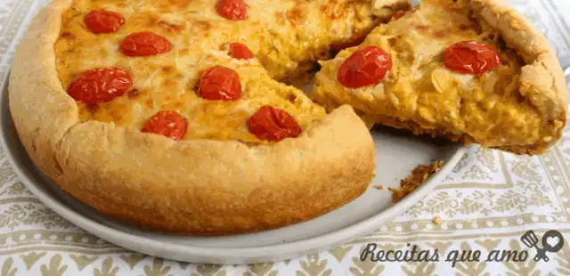 A receita de empadão cremoso de cebola que vai transformar o seu lanche da tarde