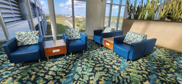 A estação tem amplo espaço e poltronas com carregadores de celular