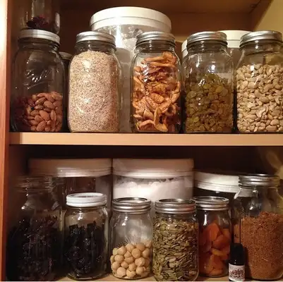 Transfira a comida de embalagens para frascos ou recipientes transparentes - Imagem: Instagram