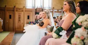 Noiva para cerimônia na igreja para amamentar filha de 9 meses