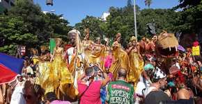 Cordão do Boitatá desfila pelo centro do Rio de Janeiro
