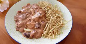 Estrogonofe vegano cheio de proteína e sabor