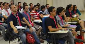 Estudantes usam gravata rosa em campanha contra violência envolvendo alunos gays na USP