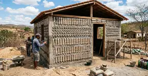 Coletaram 8.000 garrafas abandonadas de uma praia em Pernambuco e acabaram construindo uma casa real de sete quartos que hoje parece quase impossível