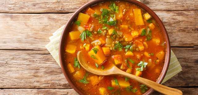 Caldo detox de cenoura e tomate: leve e nutritivo