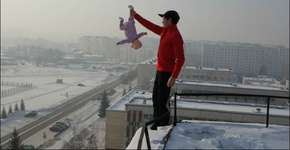 Pai arrisca vida da filha, bebê, em troca de likes nas redes