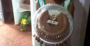 Post viraliza após filha voltar com bolo inteiro de festinha na escola