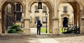 Universidade de Cambridge tem 1.000 bolsas para curso online