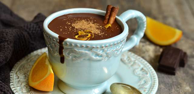 Chocolate quente com laranja e cardamomo é a receita elegante que vai transformar seu inverno
