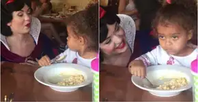 Ninguém nunca ignorou tanto a Branca de Neve quanto essa pequena