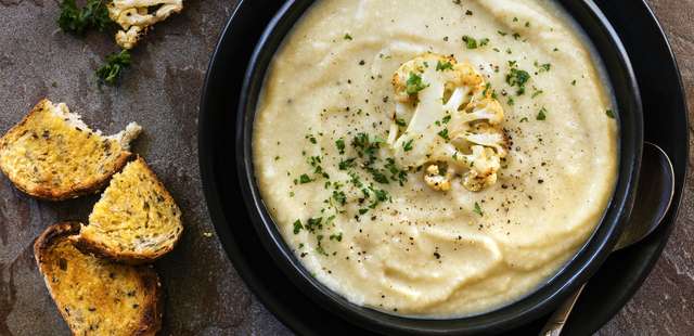 A sopa low carb de couve-flor com frango desfiado que vai te aquecer
