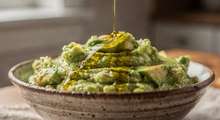 Featured side: Os mexicanos concordam: “Para deixar o guacamole mais cremoso e com sabor equilibrado, o segredo é só adicionar um fio de azeite de oliva.”
