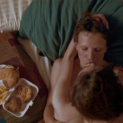 Junk food e sensualidade em ensaio arrebatador