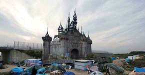 Banksy doa materiais de ‘Dismaland’ para campo de refugiados