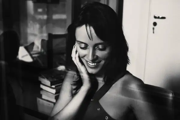 Conhecida por obras como “O peso do pássaro morto” e “Pequena coreografia do adeus”, Aline Bei constrói narrativas sensíveis, com uma escrita quase poética, que explora temas como dor, perda e a experiência feminina