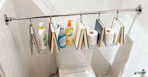 Os suportes para livros são muito úteis para organizar coisas no banheiro! Fiquei impressionada com o “truque secreto” que experimentei e foi uma verdadeira revelação