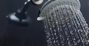 A maneira correta de limpar o chuveiro quando estiver entupido