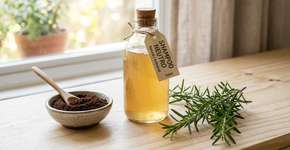 Eu joguei café e alecrim no meu shampoo e não acreditei no volume que meu cabelo ganhou