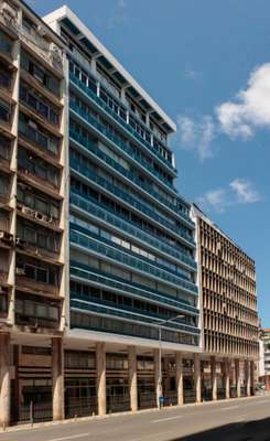 O edifício Ouro Preto fica localizado na rua Miguel Calmon, 506, Comércio e tem a assinatura do arquiteto Diogenes Rebouças. As galerias estão conectadas no nível da rua, prevista no EPUCS, com o edifício Almirante Barros - que tem seu projeto por Rebouças - e o Cidade do Crato, a esquerda. Construção: 1961. Foto: reprodução/@prediosdesalvador