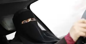 Arábia Saudita começa a emitir carteira de motorista a mulheres