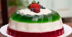 Veja como fazer gelatina natalina recheada com mousse de limão