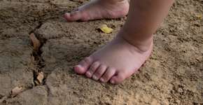 Pezinhos livres: por que é importante pisar no chão sem sapato?