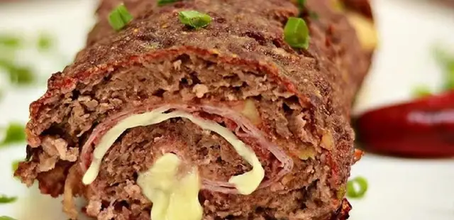Rocambole de carne moída recheado irresistível
