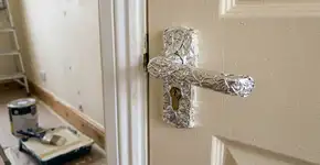 Por que as pessoas estão revestindo as maçanetas das portas em papel alumínio?