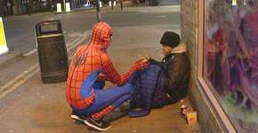 Jovem se veste de Homem-Aranha para alimentar moradores de rua