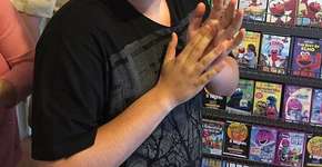 Pais fazem locadora de filmes dentro de casa para filho autista