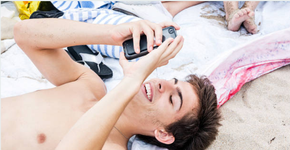 Vai viajar? Saiba como cuidar do celular na praia!