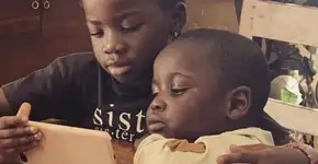 Filhos de Gagliasso e Ewbank, Titi abraça Bless em foto fofa