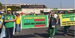 Cartazes com erros de inglês fazem bolsonaristas virarem piada