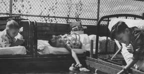 Série de fotos de 1956 retrata o uso de terapia com animais em hospital